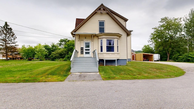 28 Stewart St, Lewiston, ME 04240 - victorian-style house with a front lawn