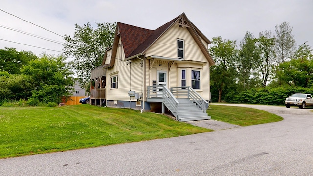 28 Stewart St, Lewiston, ME 04240 - victorian house featuring a front lawn and roof with shingles