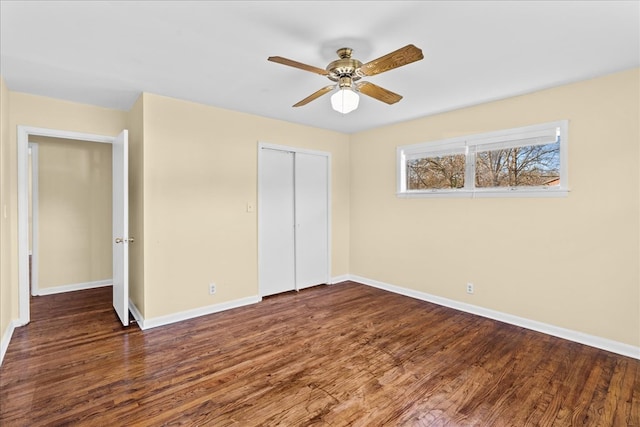 unfurnished bedroom featuring ceiling fan, a closet, baseboards, and wood finished floors