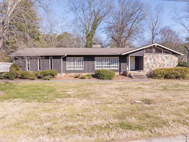 single story home featuring a front yard