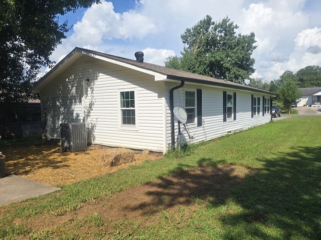 106 Santa Fe Trl NW, Dalton, GA 30721 - view of side of home with a central air condition unit and a yard
