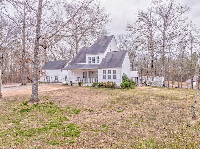 view of front facade featuring covered porch and a front yard