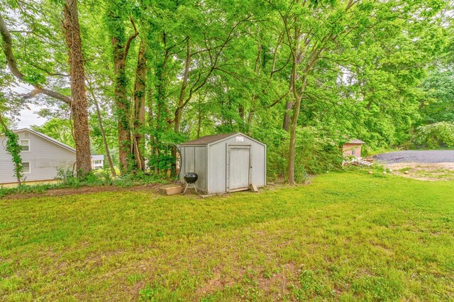 3012 Brookhaven Cir, Dalton, GA 30720 - view of yard featuring a storage unit and an outdoor structure