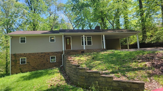 view of front of home with a carport and a front yard