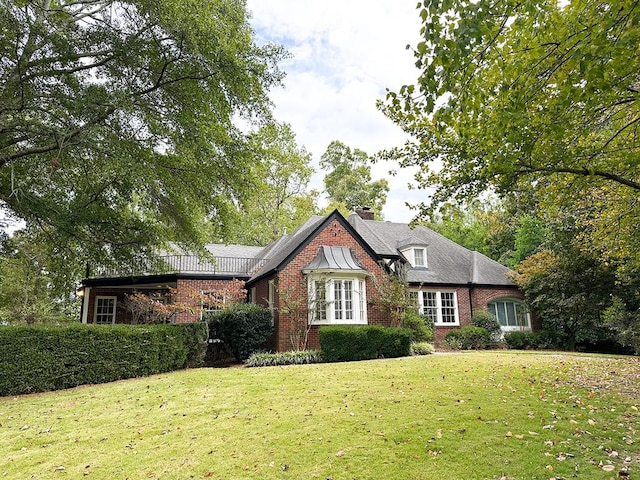 view of front facade with a front yard