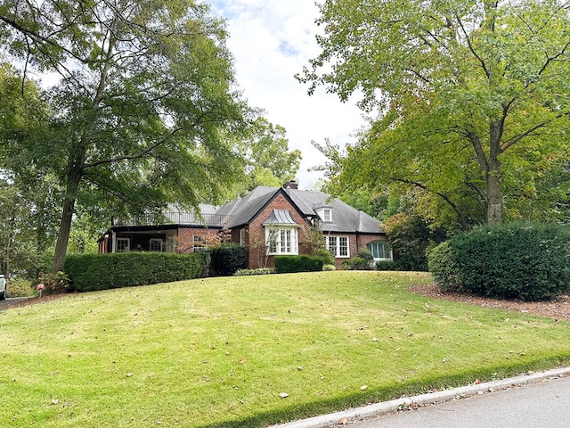 view of front of property with a front lawn