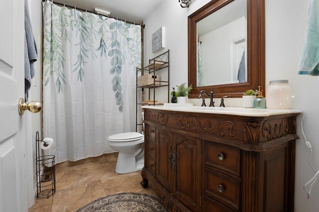 full bath featuring a shower with curtain, vanity, and toilet