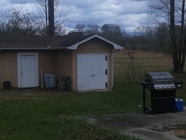 view of outdoor structure with a yard