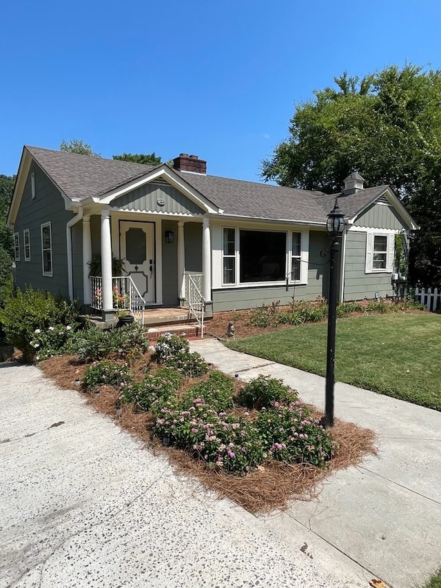 ranch-style home featuring a front lawn