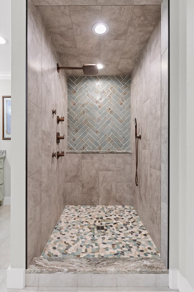 bathroom featuring tiled shower