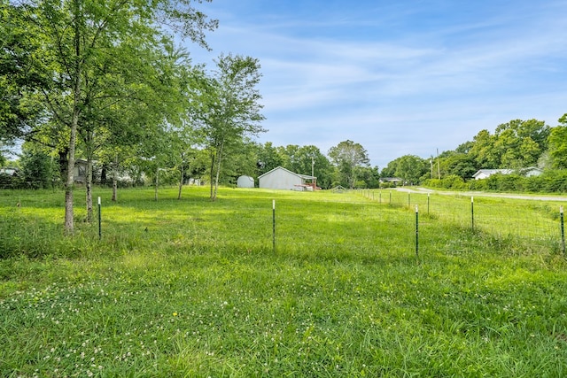 view of yard featuring a rural view