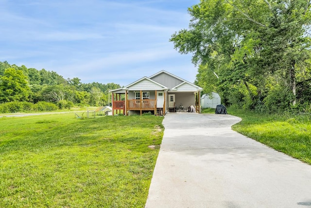 view of front of property featuring a porch and a front yard