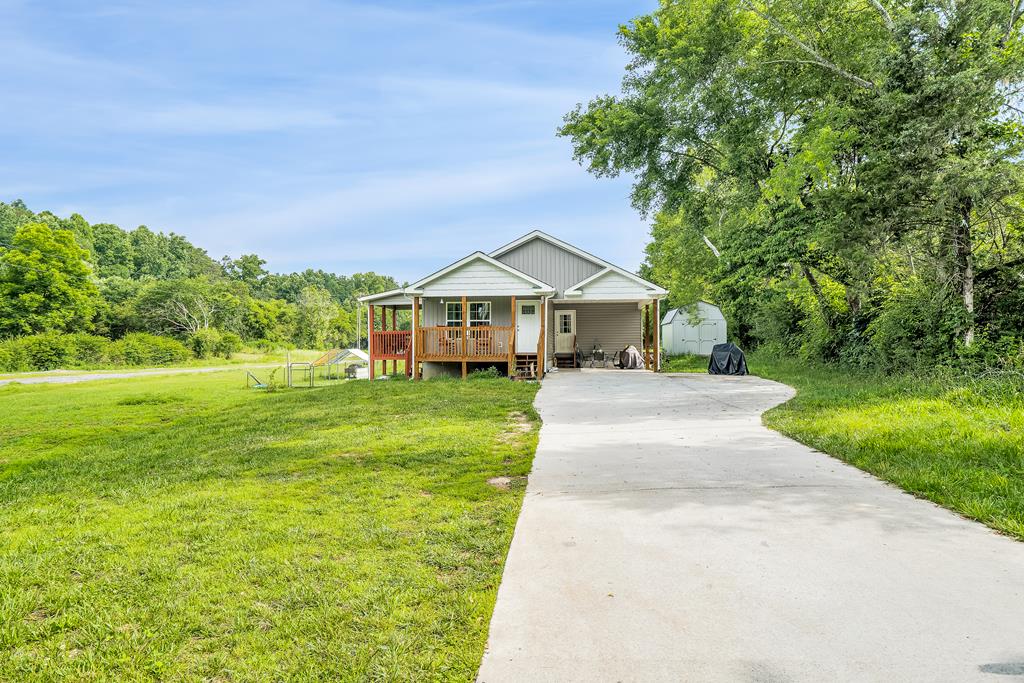 view of front of property featuring a front lawn and covered porch