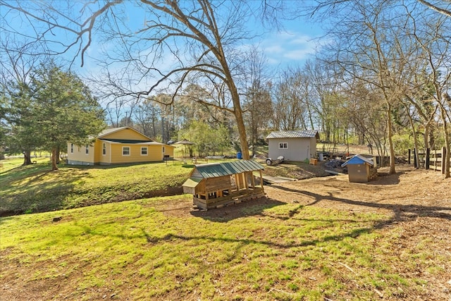 view of yard featuring an outdoor structure