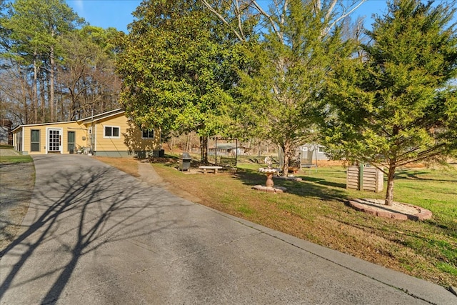 view of front of house featuring driveway and a front yard