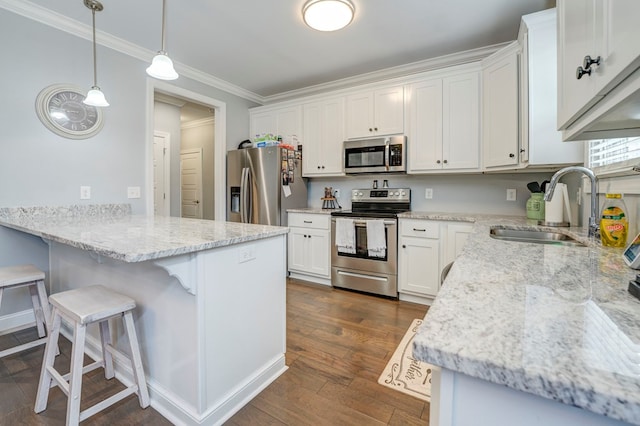 kitchen featuring sink, a breakfast bar area, white cabinetry, appliances with stainless steel finishes, and dark hardwood / wood-style flooring