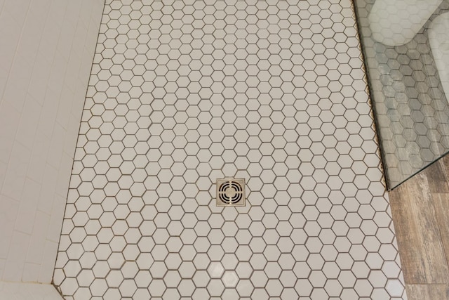 interior details featuring a tile shower