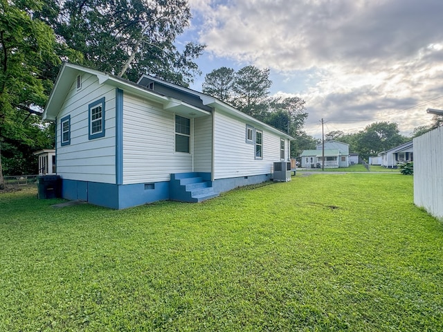 410 Anderson Ave, Dalton, GA 30721 - view of side of home featuring crawl space and a yard