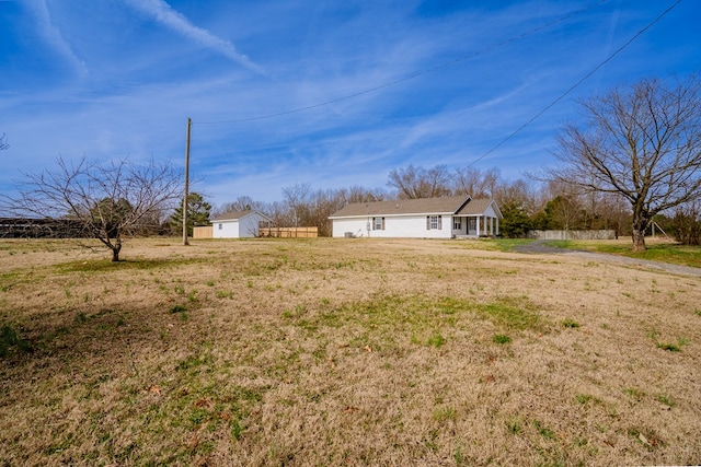 view of yard featuring an outdoor structure