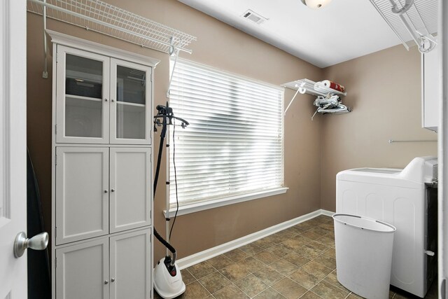 laundry area with visible vents, cabinet space, washer / clothes dryer, and baseboards