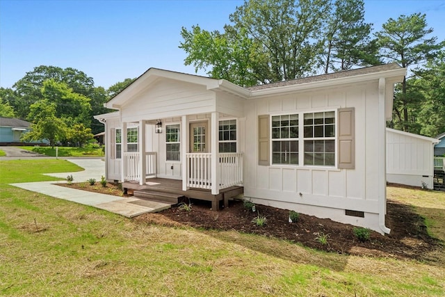 500 Woodland Dr, Dalton, GA 30721 - view of front of house with board and batten siding and a front lawn