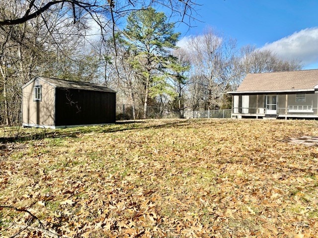 view of yard featuring a shed