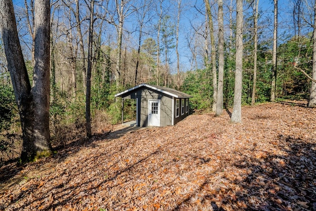 view of yard with a shed