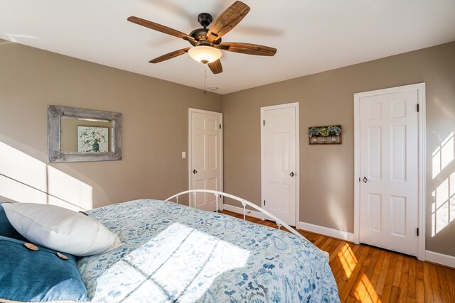 816 Dogwood Ln, Dalton, GA 30720 - full bathroom featuring a wainscoted wall, a jetted tub, crown molding, toilet, and double vanity