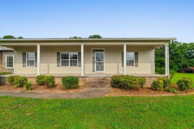 188 Valley Rd, Chatsworth, GA 30705 - view of front facade featuring covered porch and a front yard