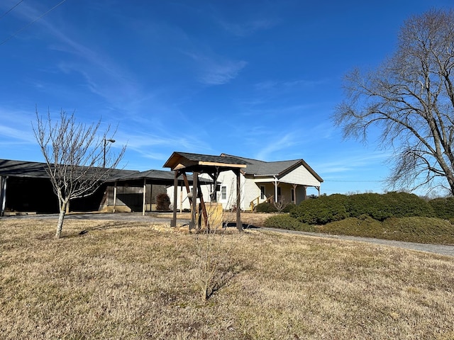 view of front of home featuring a front yard