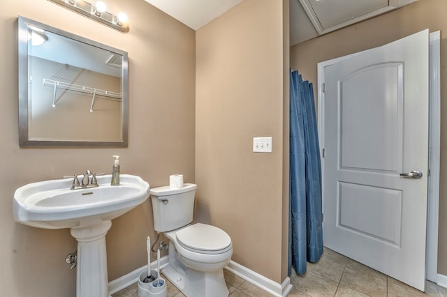 full bath featuring tile patterned floors, a sink, toilet, baseboards, and curtained shower