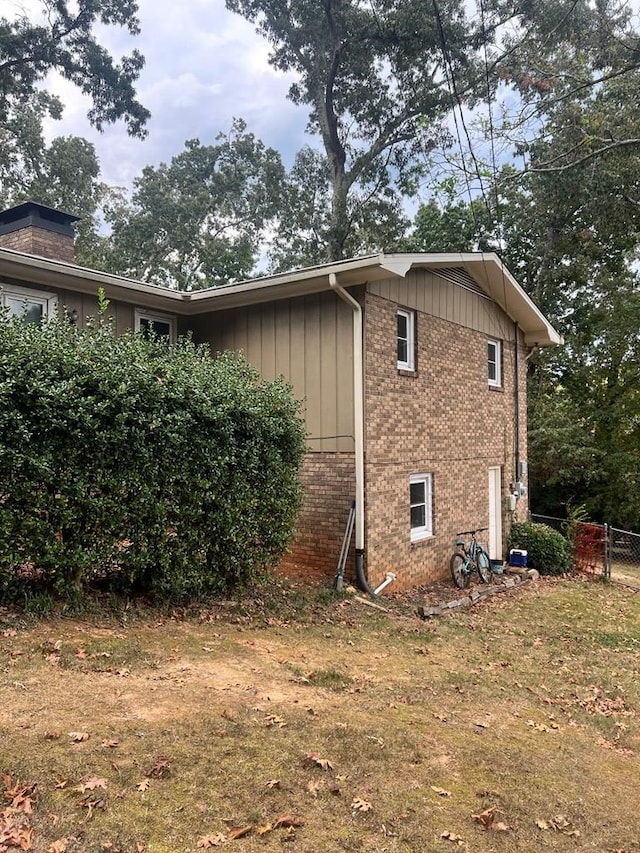 view of side of property featuring a lawn
