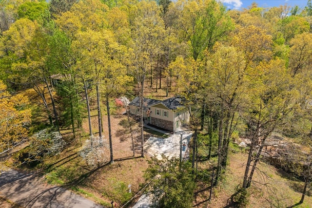 bird's eye view featuring a wooded view