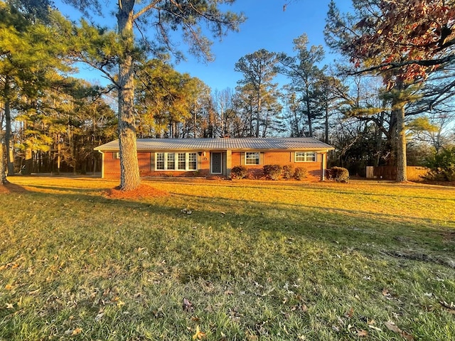 single story home with a front lawn