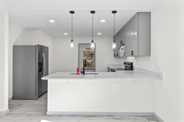 kitchen with stainless steel appliances, sink, gray cabinets, and kitchen peninsula