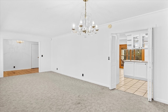 unfurnished room featuring crown molding, light carpet, and a notable chandelier