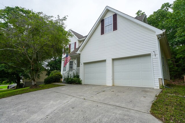 639 Mount View Dr, Tunnel Hill, GA 30755 - traditional-style house with concrete driveway