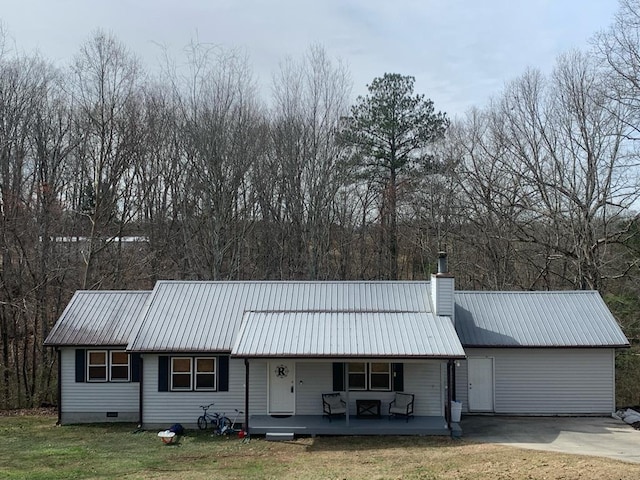 view of front of property with covered porch and a front lawn