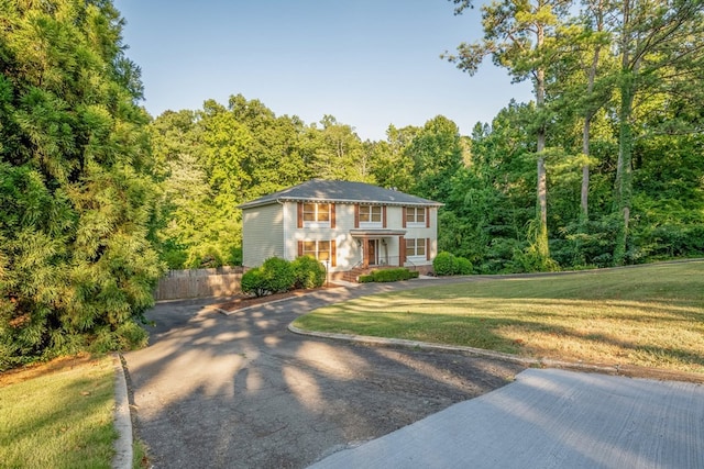 view of front facade featuring a front lawn