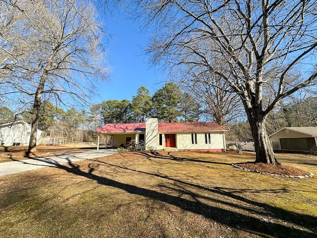 view of front of property featuring a front yard