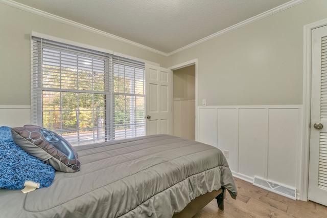 432 Castle Rd, Dalton, GA 30720 - bedroom with light hardwood / wood-style flooring, ornamental molding, and a textured ceiling