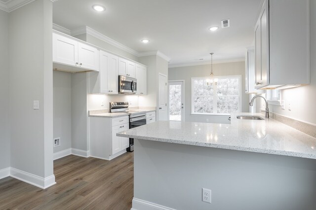 191 Andros Dr, Dalton, GA 30721 - kitchen with appliances with stainless steel finishes, a sink, a peninsula, white cabinets, and recessed lighting