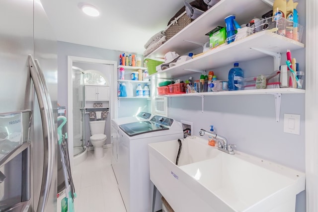 laundry room with sink and independent washer and dryer