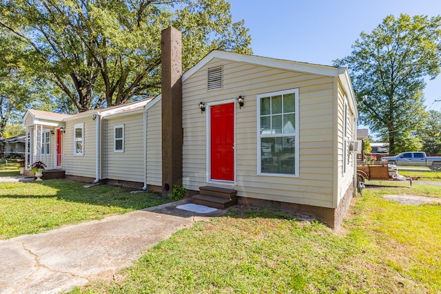 view of front facade featuring a front lawn