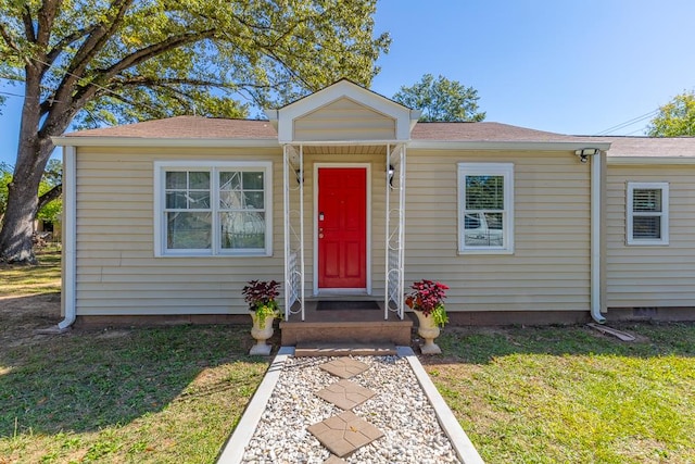 bungalow-style home featuring a front yard