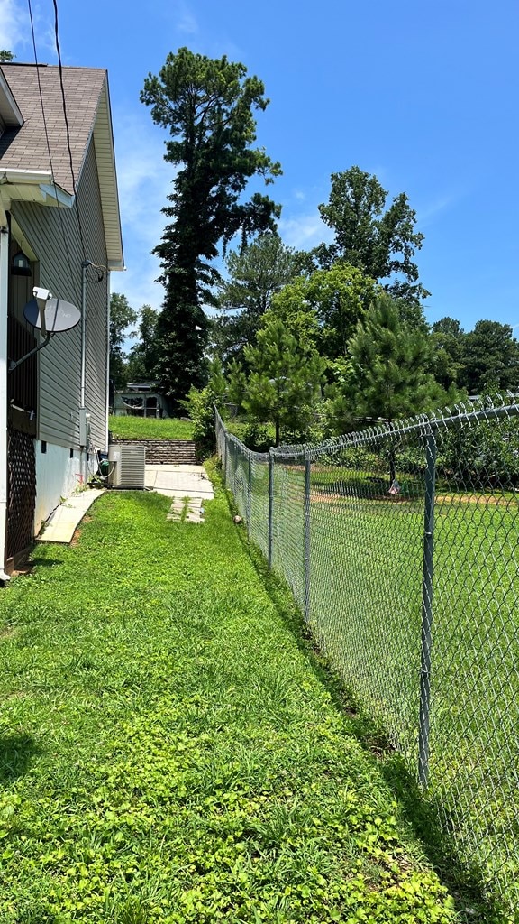 825 Martin Luther King Jr Blvd, Dalton, GA 30721 - view of yard