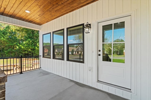 property entrance featuring a porch