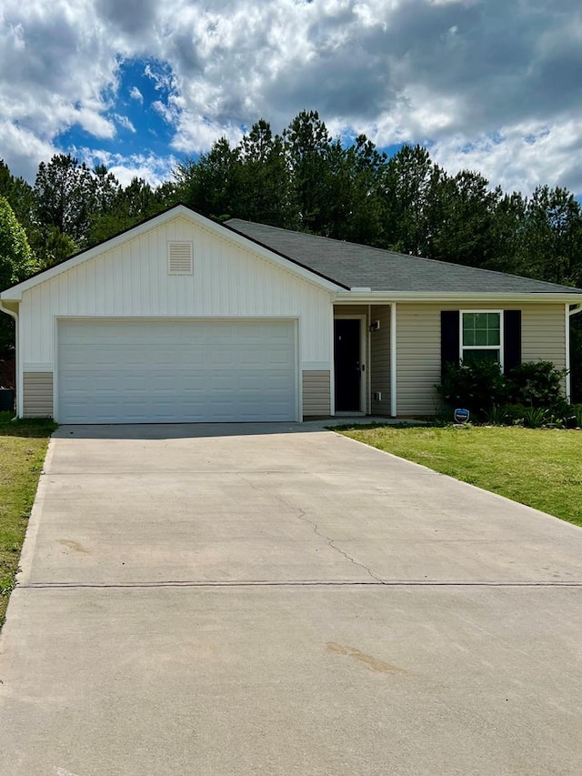 ranch-style house featuring driveway and a front yard