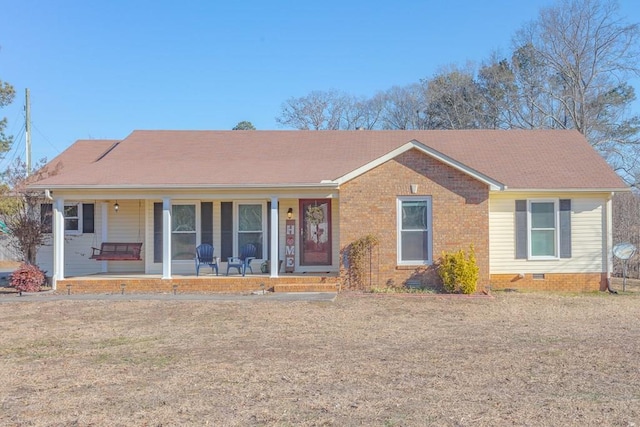 view of front facade featuring a porch and a front lawn