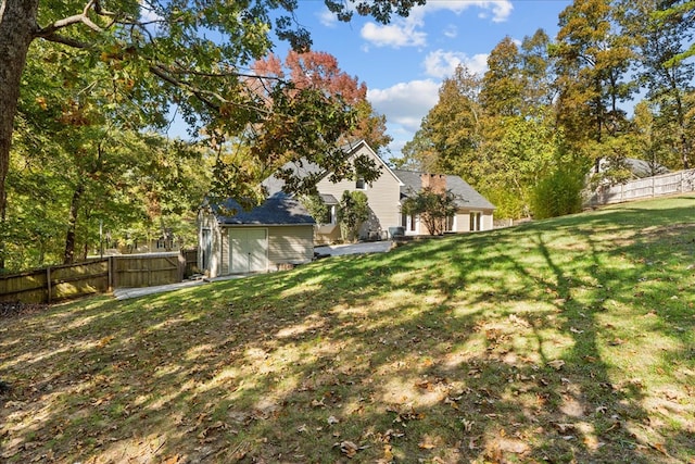 view of yard featuring a storage shed